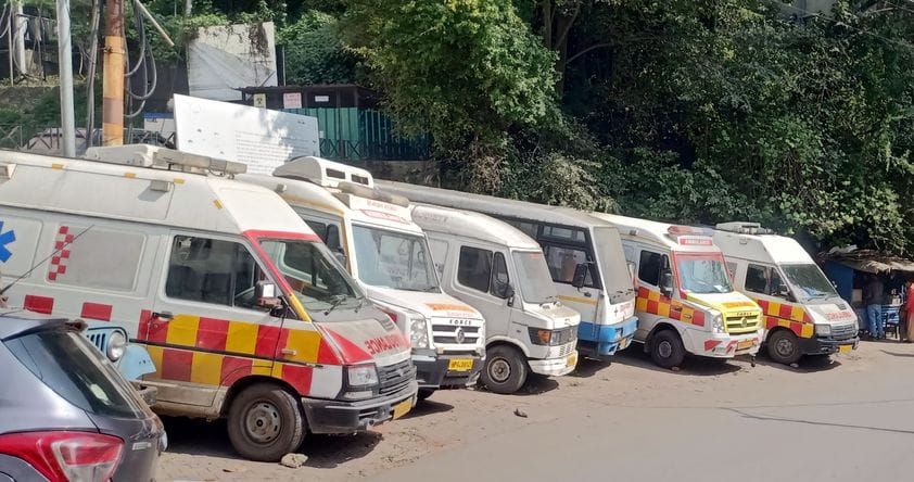 क्षेत्रीय अस्पताल सोलन में एंबुलेंस न मिलने से मरीज को निजी वाहन से लाते तीमारदार। संवाद क्षेत्रीय अस्पताल सोलन में एंबुलेंस न मिलने से मरीज को निजी वाहन से लाते तीमारदार। संवाद