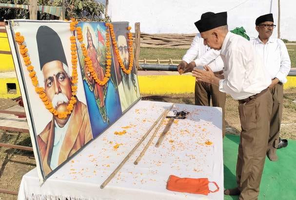 कांठ नगर में पथ संचलन निकालते आरएसएस कार्यकर्ता। संवाद कांठ नगर में पथ संचलन निकालते आरएसएस कार्यकर्ता। संवाद