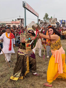 खतौली में श्रीराम रावण युद्ध की लीला के मंचन में रावण पर अग्नि बाण चलाते श्रीराम। संवाद खतौली में श्रीराम रावण युद्ध की लीला के मंचन में रावण पर अग्नि बाण चलाते श्रीराम। संवाद