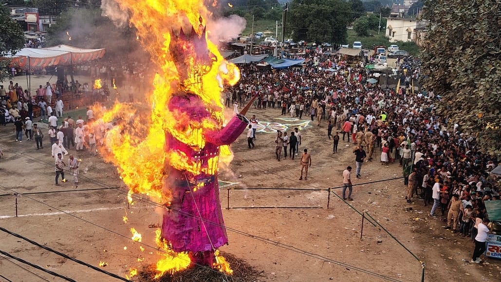 खतौली में श्रीराम रावण युद्ध की लीला के मंचन में रावण पर अग्नि बाण चलाते श्रीराम। संवाद खतौली में श्रीराम रावण युद्ध की लीला के मंचन में रावण पर अग्नि बाण चलाते श्रीराम। संवाद