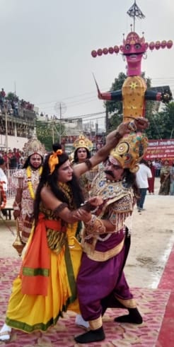 खतौली में श्रीराम रावण युद्ध की लीला के मंचन में रावण पर अग्नि बाण चलाते श्रीराम। संवाद खतौली में श्रीराम रावण युद्ध की लीला के मंचन में रावण पर अग्नि बाण चलाते श्रीराम। संवाद