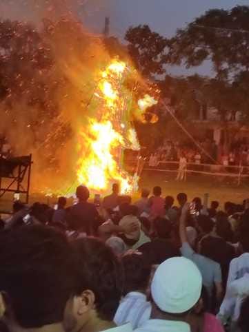 खतौली में श्रीराम रावण युद्ध की लीला के मंचन में रावण पर अग्नि बाण चलाते श्रीराम। संवाद खतौली में श्रीराम रावण युद्ध की लीला के मंचन में रावण पर अग्नि बाण चलाते श्रीराम। संवाद