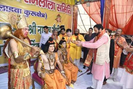 लाडवा। लाडवा में श्रीराम हनुमान रामलीला समिति की ओर से आयोजित रामलीला में श्रीराम को तिलक करते लाडवा। लाडवा में श्रीराम हनुमान रामलीला समिति की ओर से आयोजित रामलीला में श्रीराम को तिलक करते