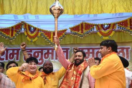 लाडवा। लाडवा में श्रीराम हनुमान रामलीला समिति की ओर से आयोजित रामलीला में श्रीराम को तिलक करते लाडवा। लाडवा में श्रीराम हनुमान रामलीला समिति की ओर से आयोजित रामलीला में श्रीराम को तिलक करते