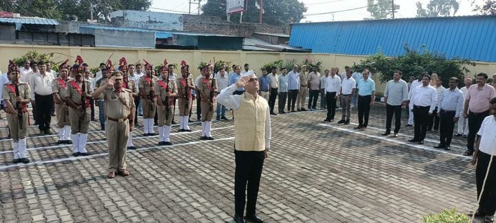 नगर पालिका में ध्वजारोहण करते पूर्व राज्यमंत्री आबिद रजा, पालिकाध्यक्ष फात्मा रजा। स्रोत पालिका नगर पालिका में ध्वजारोहण करते पूर्व राज्यमंत्री आबिद रजा, पालिकाध्यक्ष फात्मा रजा। स्रोत पालिका