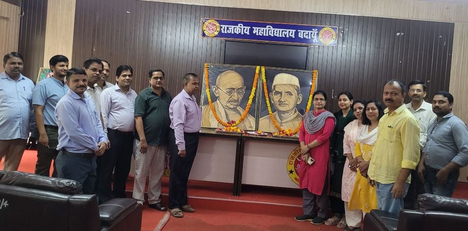 नगर पालिका में ध्वजारोहण करते पूर्व राज्यमंत्री आबिद रजा, पालिकाध्यक्ष फात्मा रजा। स्रोत पालिका नगर पालिका में ध्वजारोहण करते पूर्व राज्यमंत्री आबिद रजा, पालिकाध्यक्ष फात्मा रजा। स्रोत पालिका