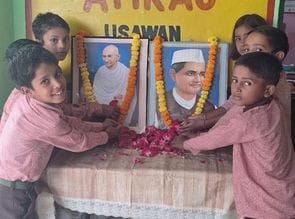 नगर पालिका में ध्वजारोहण करते पूर्व राज्यमंत्री आबिद रजा, पालिकाध्यक्ष फात्मा रजा। स्रोत पालिका नगर पालिका में ध्वजारोहण करते पूर्व राज्यमंत्री आबिद रजा, पालिकाध्यक्ष फात्मा रजा। स्रोत पालिका