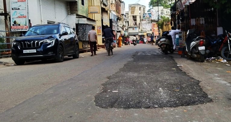 निशात तिराहा पर भरे गए गड्ढे। संवाद