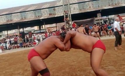 पहलवानों का हाथ मिलवाकर कुश्ती शुरू कराते मुख्यातिथि व अन्य। संवाद पहलवानों का हाथ मिलवाकर कुश्ती शुरू कराते मुख्यातिथि व अन्य। संवाद