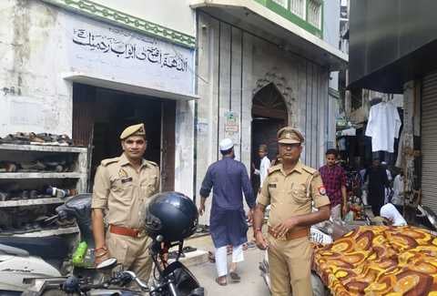 पलिया की मदीना मस्जिद के पास तैनात पुलिस बल। संवाद पलिया की मदीना मस्जिद के पास तैनात पुलिस बल। संवाद