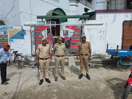 पलिया की मदीना मस्जिद के पास तैनात पुलिस बल। संवाद पलिया की मदीना मस्जिद के पास तैनात पुलिस बल। संवाद