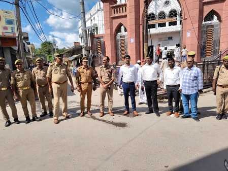 पलिया की मदीना मस्जिद के पास तैनात पुलिस बल। संवाद पलिया की मदीना मस्जिद के पास तैनात पुलिस बल। संवाद