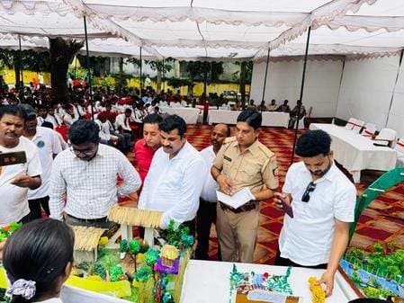 पलिया के दुधवा मुख्यालय से रैली निकालते स्कूली बच्चे। स्रोत : डीटीआर पलिया के दुधवा मुख्यालय से रैली निकालते स्कूली बच्चे। स्रोत : डीटीआर