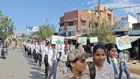 पलिया के दुधवा मुख्यालय से रैली निकालते स्कूली बच्चे। स्रोत : डीटीआर पलिया के दुधवा मुख्यालय से रैली निकालते स्कूली बच्चे। स्रोत : डीटीआर