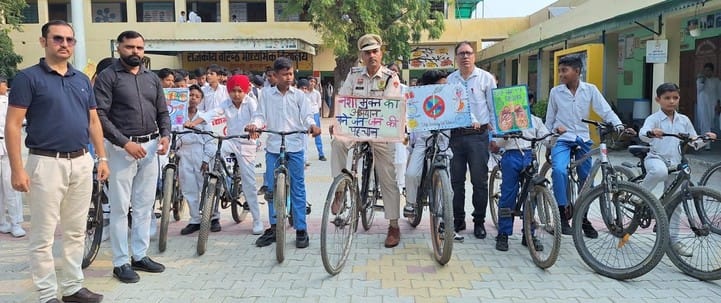 पिपली। डॉ अशोक वर्मा के नेतृत्व में नशा विरोधी साइकिल रैली निकालते हुए स्कूली बच्चे। विज्ञप्ति