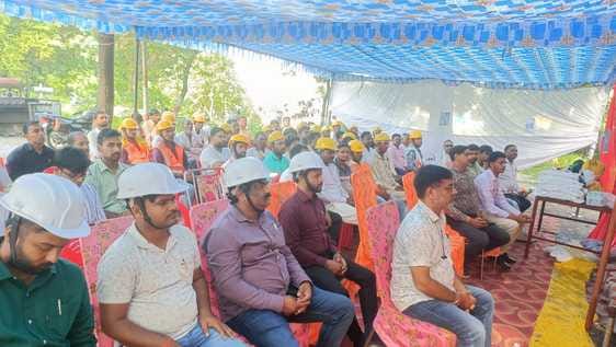 प्रशिक्षण शिविर को संबोधित करते हुए भविष्य कुमार सक्सेना और उपस्थित अभियंता एवं कर्मचारी प्रशिक्षण शिविर को संबोधित करते हुए भविष्य कुमार सक्सेना और उपस्थित अभियंता एवं कर्मचारी