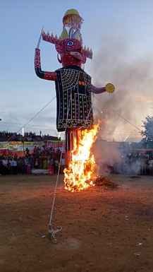 पुवायां के रामलीला मेले में जलता मेघनाद का पुतला। संवाद पुवायां के रामलीला मेले में जलता मेघनाद का पुतला। संवाद