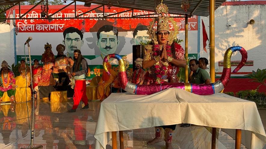 पुवायां के रामलीला मेले में जलता मेघनाद का पुतला। संवाद पुवायां के रामलीला मेले में जलता मेघनाद का पुतला। संवाद
