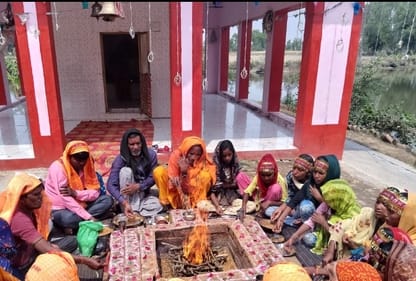 पुवायां में जेवां मोड़ से खुटार रोड हाईवे पर लगा जाम। संवाद