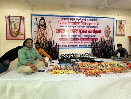 पुवायां में पूजन करते आरएसएस कार्यकर्ता। संवाद पुवायां में पूजन करते आरएसएस कार्यकर्ता। संवाद