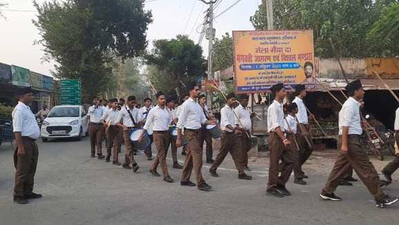 रामपुर कंबोयान में पथ संचलन करते स्वयंसेवक। संवाद रामपुर कंबोयान में पथ संचलन करते स्वयंसेवक। संवाद
