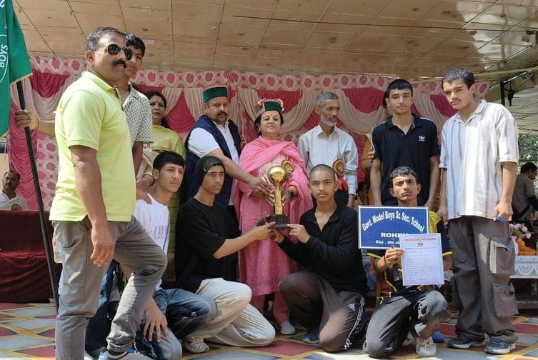 रामपुर में आयोजित इंडोर खेलकूद प्रतियोगिता के विजेताओं को सम्मानित करती मुख्यातिथि। संवाद