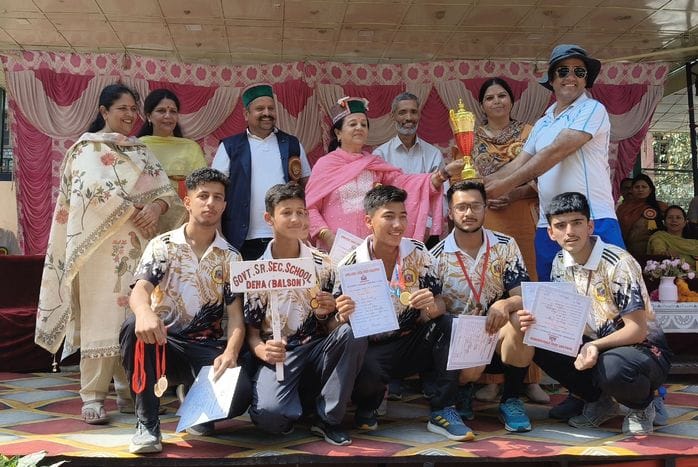 रामपुर में आयोजित इंडोर खेलकूद प्रतियोगिता के विजेताओं को सम्मानित करती मुख्यातिथि। संवाद