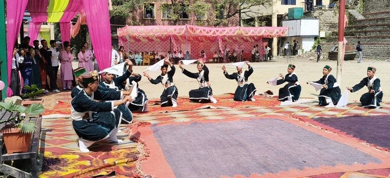 रामपुर में आयोजित इंडोर खेलकूद प्रतियोगिता के विजेताओं को सम्मानित करती मुख्यातिथि। संवाद