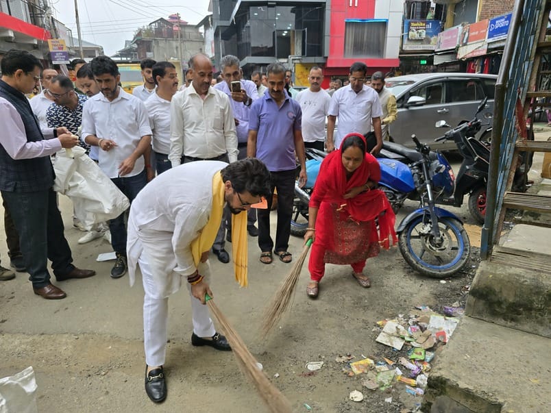 राष्ट्रीय सेवक संघ के शताब्दी वर्ष पर हमीरपुर बाजार में पथ संचलन करते हुए स्वयंसेवक। संवाद