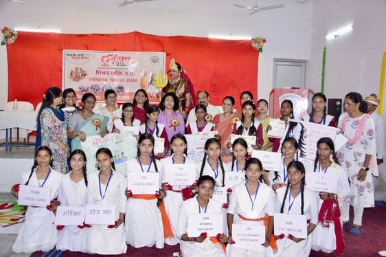 रायपुर गांव में बालिकाओं को जागरूक करती नीमगांव की एसआई प्रियंका शुक्ला। स्रोत : पुलिस रायपुर गांव में बालिकाओं को जागरूक करती नीमगांव की एसआई प्रियंका शुक्ला। स्रोत : पुलिस