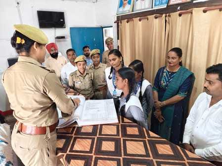 रायपुर गांव में बालिकाओं को जागरूक करती नीमगांव की एसआई प्रियंका शुक्ला। स्रोत : पुलिस रायपुर गांव में बालिकाओं को जागरूक करती नीमगांव की एसआई प्रियंका शुक्ला। स्रोत : पुलिस