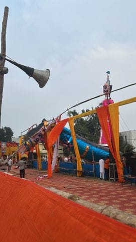 सेक्टर-13-17 में गिरा रावण का पुतला। संवाद सेक्टर-13-17 में गिरा रावण का पुतला। संवाद