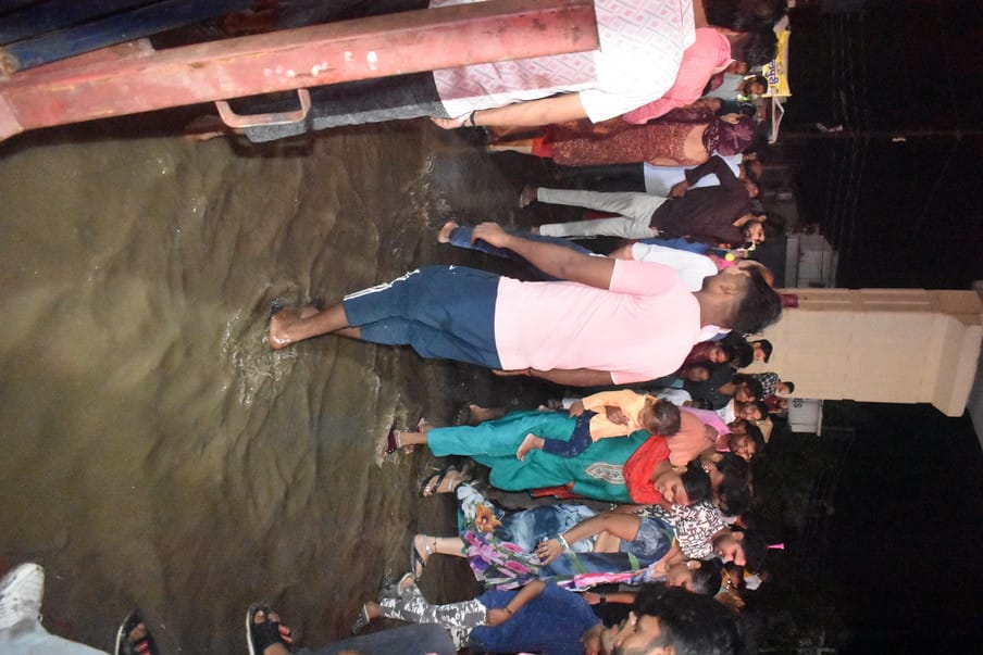 सुनील कैथवास....रामलीला ग्राउंड दिल्ली रोड में आयोजित रावण दहन देखने के लिए दर्शकों को कीचड़ और सुनील कैथवास....रामलीला ग्राउंड दिल्ली रोड में आयोजित रावण दहन देखने के लिए दर्शकों को कीचड़ और