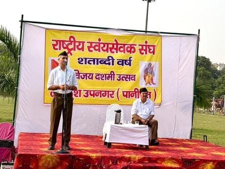 सशस्त्र पूजन और पथ संचलन करते कार्यकर्ता। संवाद सशस्त्र पूजन और पथ संचलन करते कार्यकर्ता। संवाद