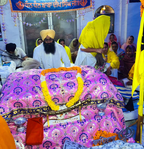 शाहाबाद। प्रभातफेरी पहुचने के बाद गुरुद्वारा साहिब में सजा दीवान। विज्ञप्ति