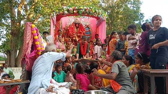 दुर्गा मूर्ति विसर्जन यात्रा निकालते श्रद्धालु। संवाद दुर्गा मूर्ति विसर्जन यात्रा निकालते श्रद्धालु। संवाद
