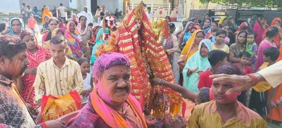 दुर्गा मूर्ति विसर्जन यात्रा निकालते श्रद्धालु। संवाद दुर्गा मूर्ति विसर्जन यात्रा निकालते श्रद्धालु। संवाद