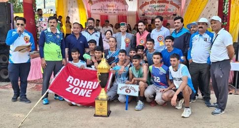 दत्तनगर स्कूल में अंडर-19 खेलकूद प्रतियोगिता के खो-खो मुकाबले की विजेता बनी ठियोग जोन की टीम। स