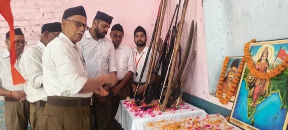 उझानी में आरएसएस के पथ संचलन पर पुष्प वर्षा करते विधायक हरीश शाक्य। संवाद
