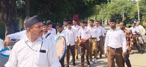 उझानी में आरएसएस के पथ संचलन पर पुष्प वर्षा करते विधायक हरीश शाक्य। संवाद