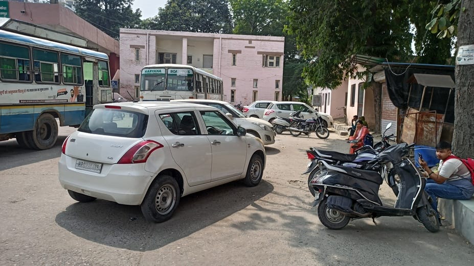 यमुनानगर बस अड्डे के अंदर दो पहिया वाहन लेकर पहुंचे लोग। संवाद