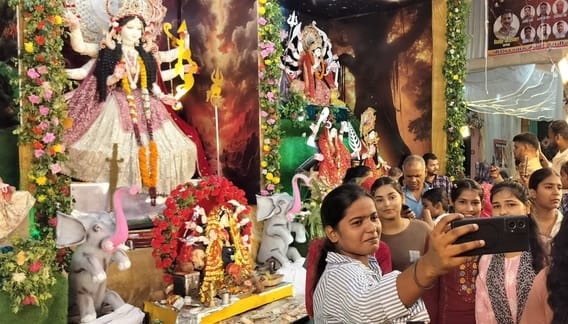 21 फूलपुर में दशहरा मेला में राम रावण युद्ध का दृश्य। संवाद