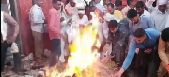 28 बाबा लदाना में लगे तीन दिवसीय मेले में  पूजा अर्चना करते श्रद्धालु