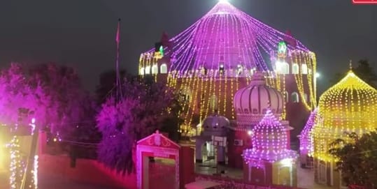 28 बाबा लदाना में लगे तीन दिवसीय मेले में  पूजा अर्चना करते श्रद्धालु