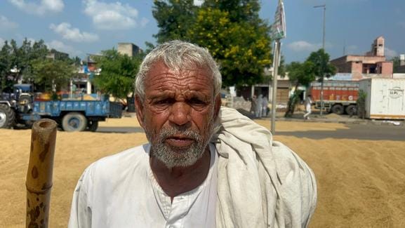 30 नई अनाज के अंदर खुले में पड़ा धान। संवाद 30 नई अनाज के अंदर खुले में पड़ा धान। संवाद