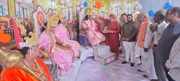 56 पुराने बस स्टैंड स्थित श्री प्राचीन रामलीला सोसाइटी ( लोकल) की ओर ये निकाली गई शोभा यात्रा 56 पुराने बस स्टैंड स्थित श्री प्राचीन रामलीला सोसाइटी ( लोकल) की ओर ये निकाली गई शोभा यात्रा