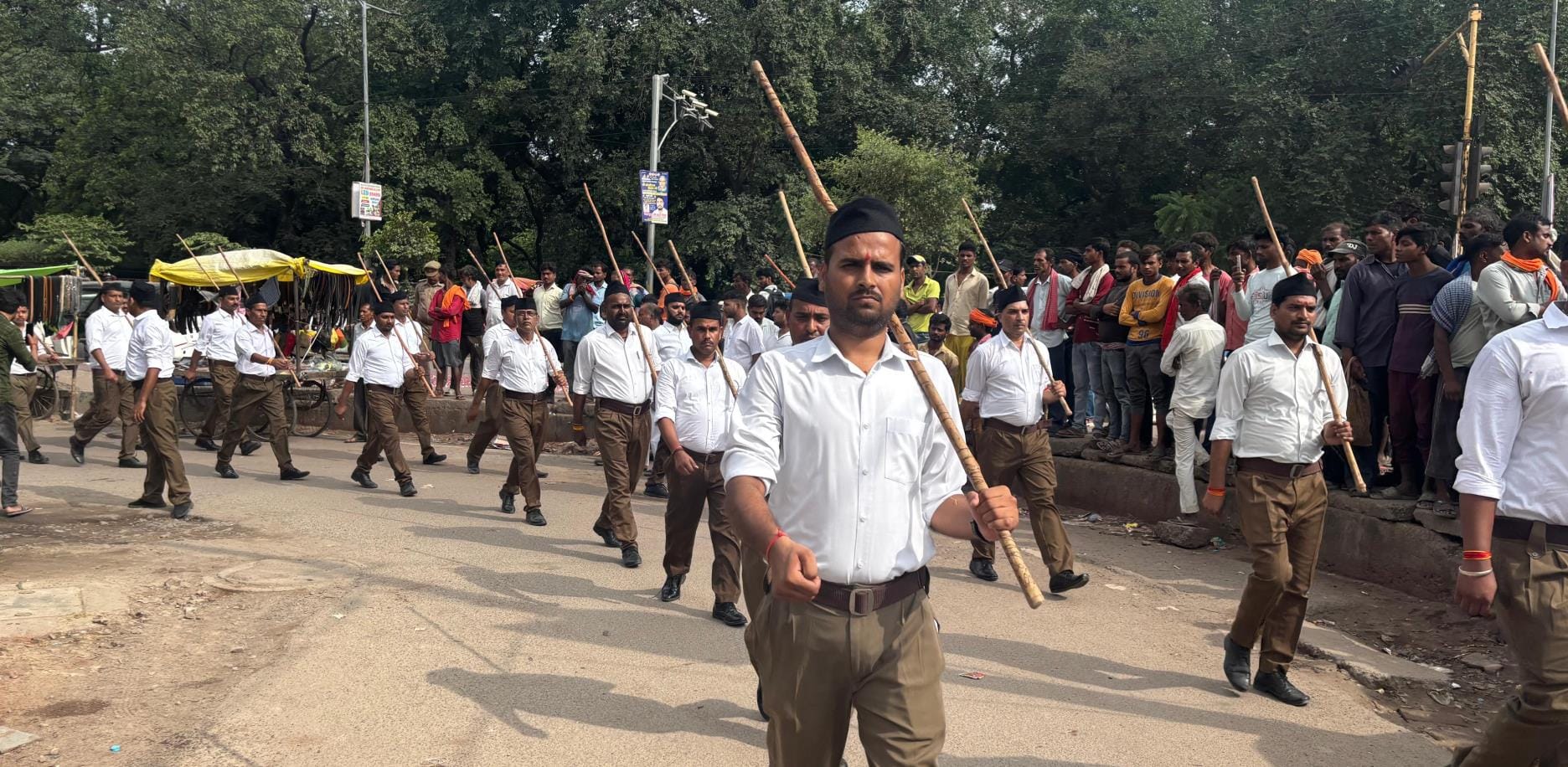 72 स्थानों पर निकाला पथ संचलन
