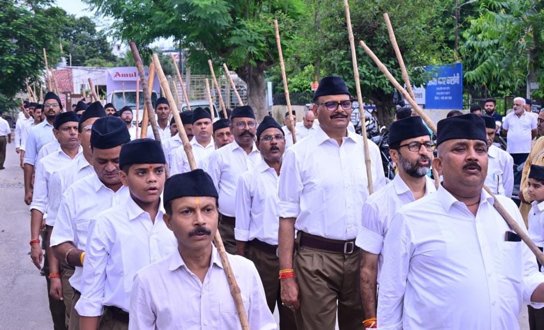 72 स्थानों पर निकाला पथ संचलन