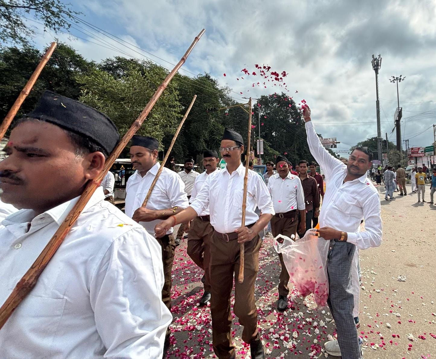 72 स्थानों पर निकाला पथ संचलन
