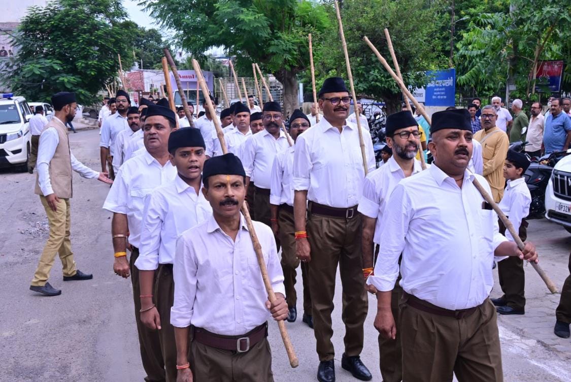 72 स्थानों पर निकाला पथ संचलन